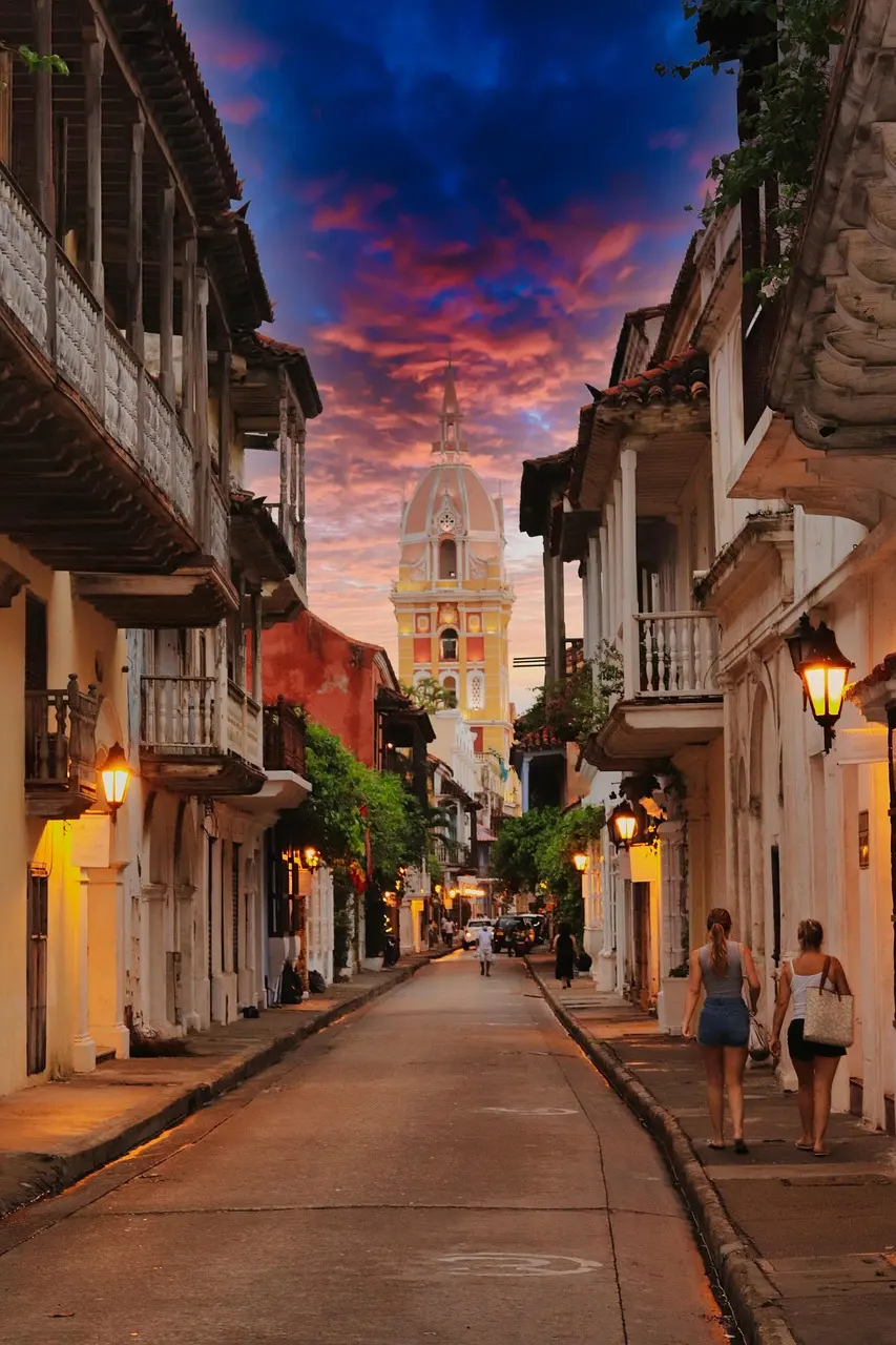 Calles coloniales de Cartagena al atardecer