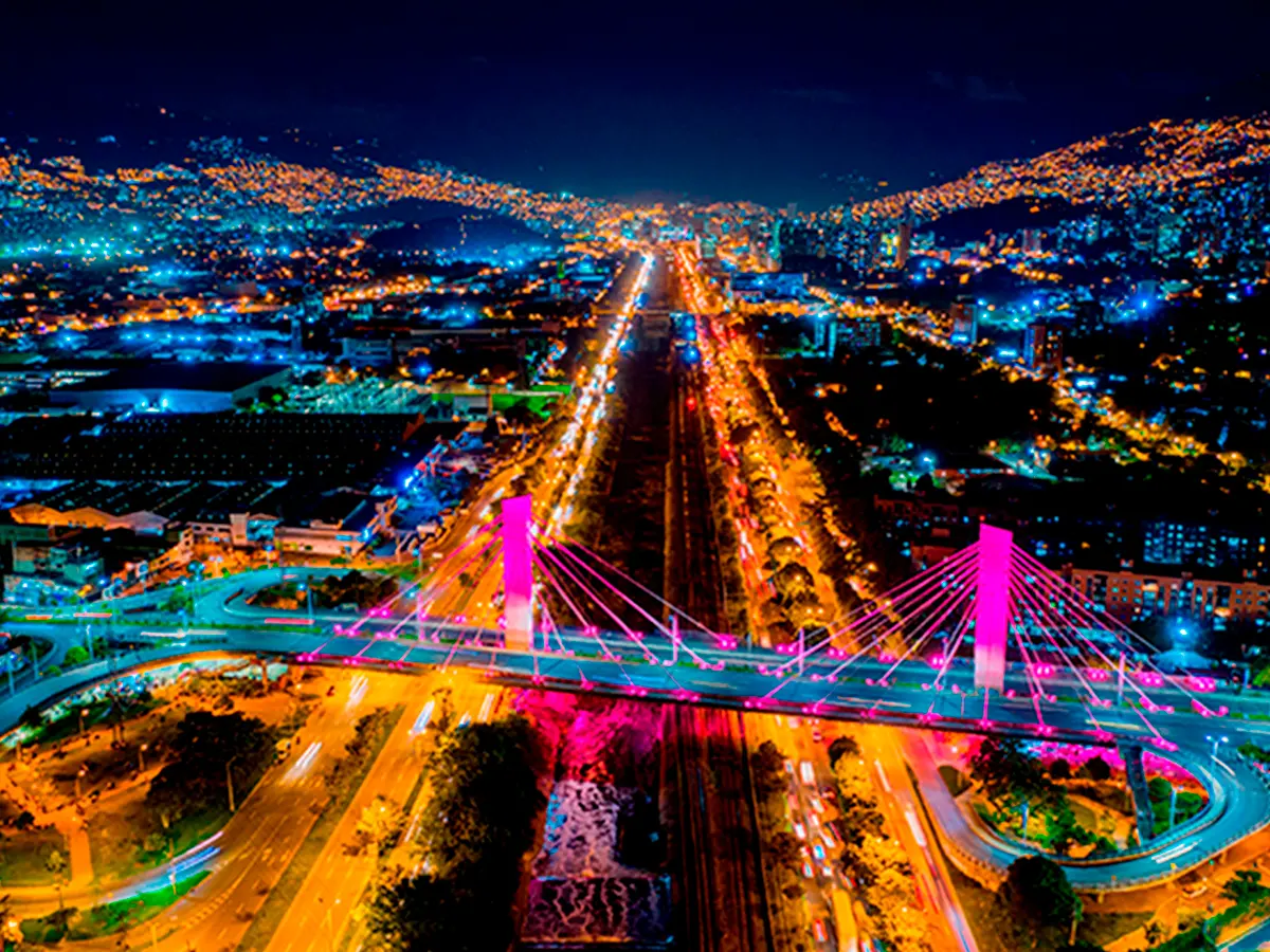 Medellín iluminada de noche